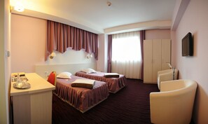 Standard Double Room Single Use | Minibar, in-room safe, desk, iron/ironing board