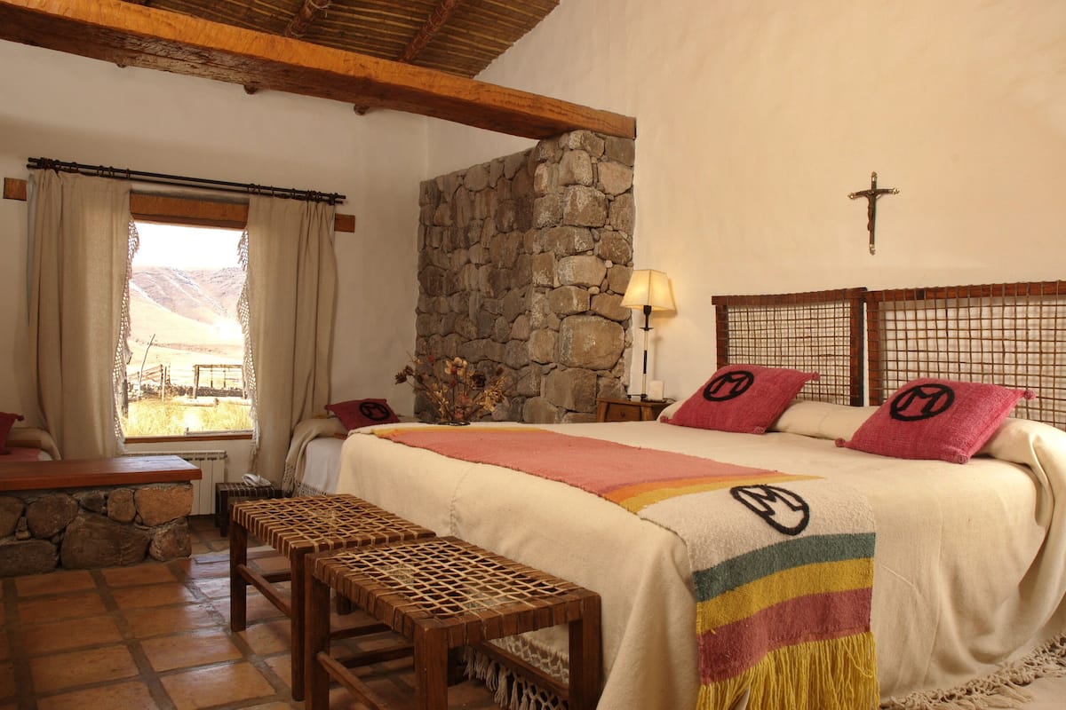 Roupas de cama premium, frigobar, cofres nos quartos