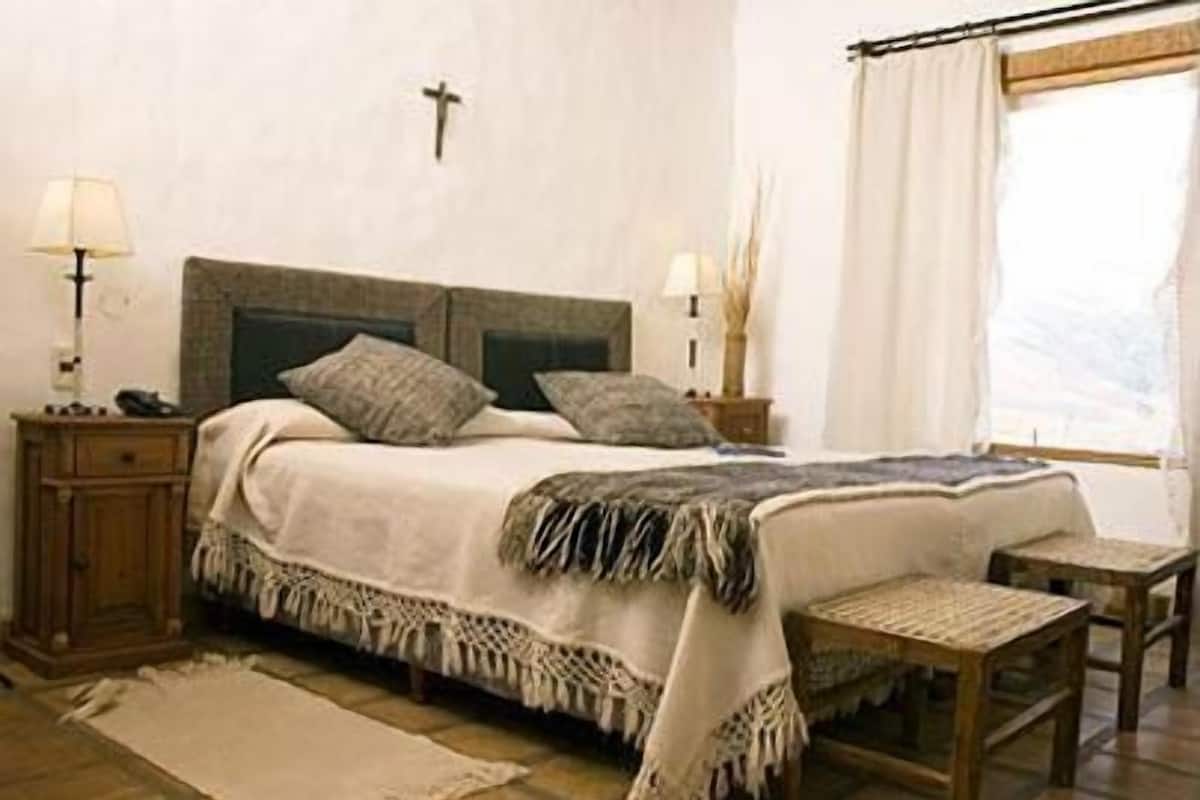 Roupas de cama premium, frigobar, cofres nos quartos