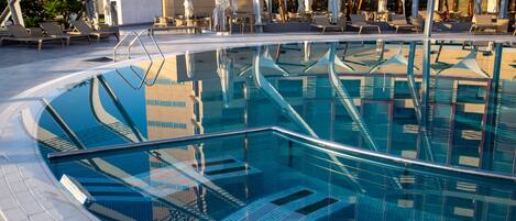 Piscine extérieure (ouverte en saison), parasols de plage