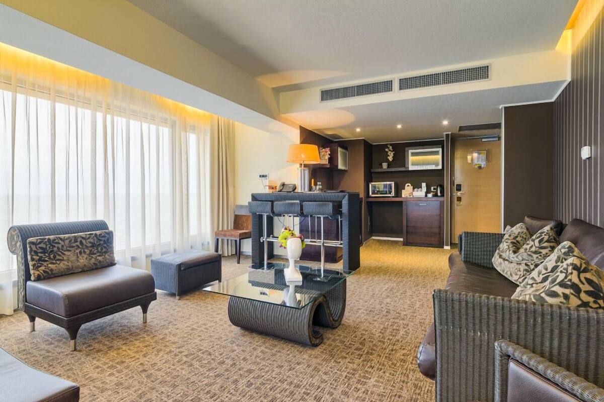 senior suite, 1 king bed, sea view | premium bedding, minibar, in-room safe, desk