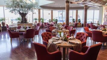 Petit déjeuner, déjeuner et dîner servis sur place