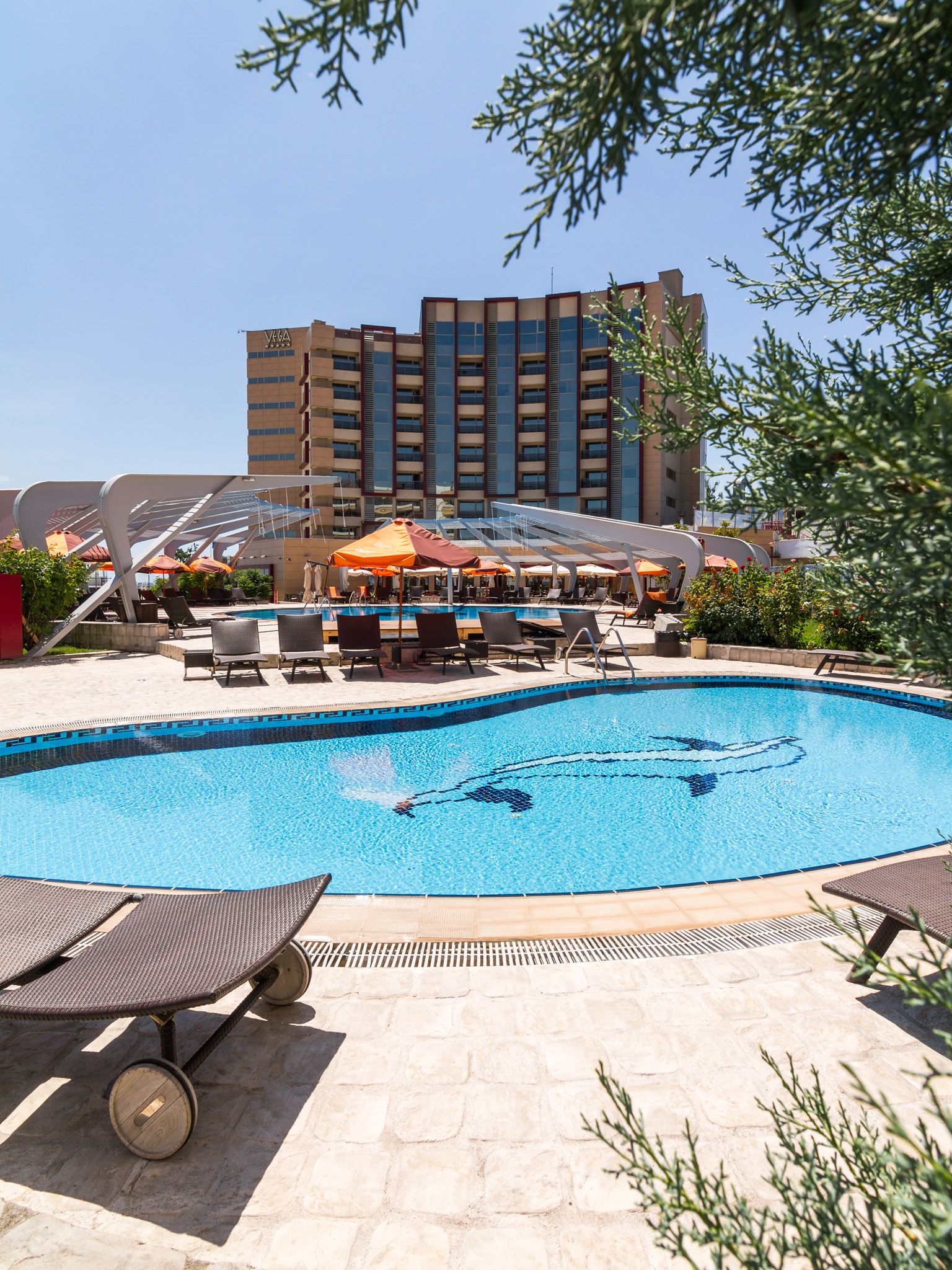 Sesongbasert utendørsbasseng, bassengparasoller og solsenger