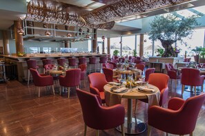 Petit déjeuner, déjeuner et dîner servis sur place, vue sur la plage