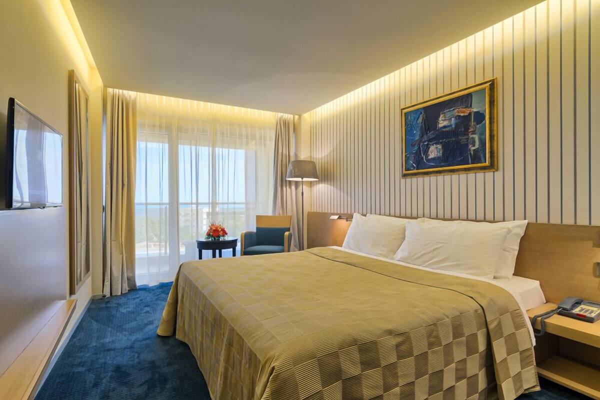 premium bedding, minibar, in-room safe, desk