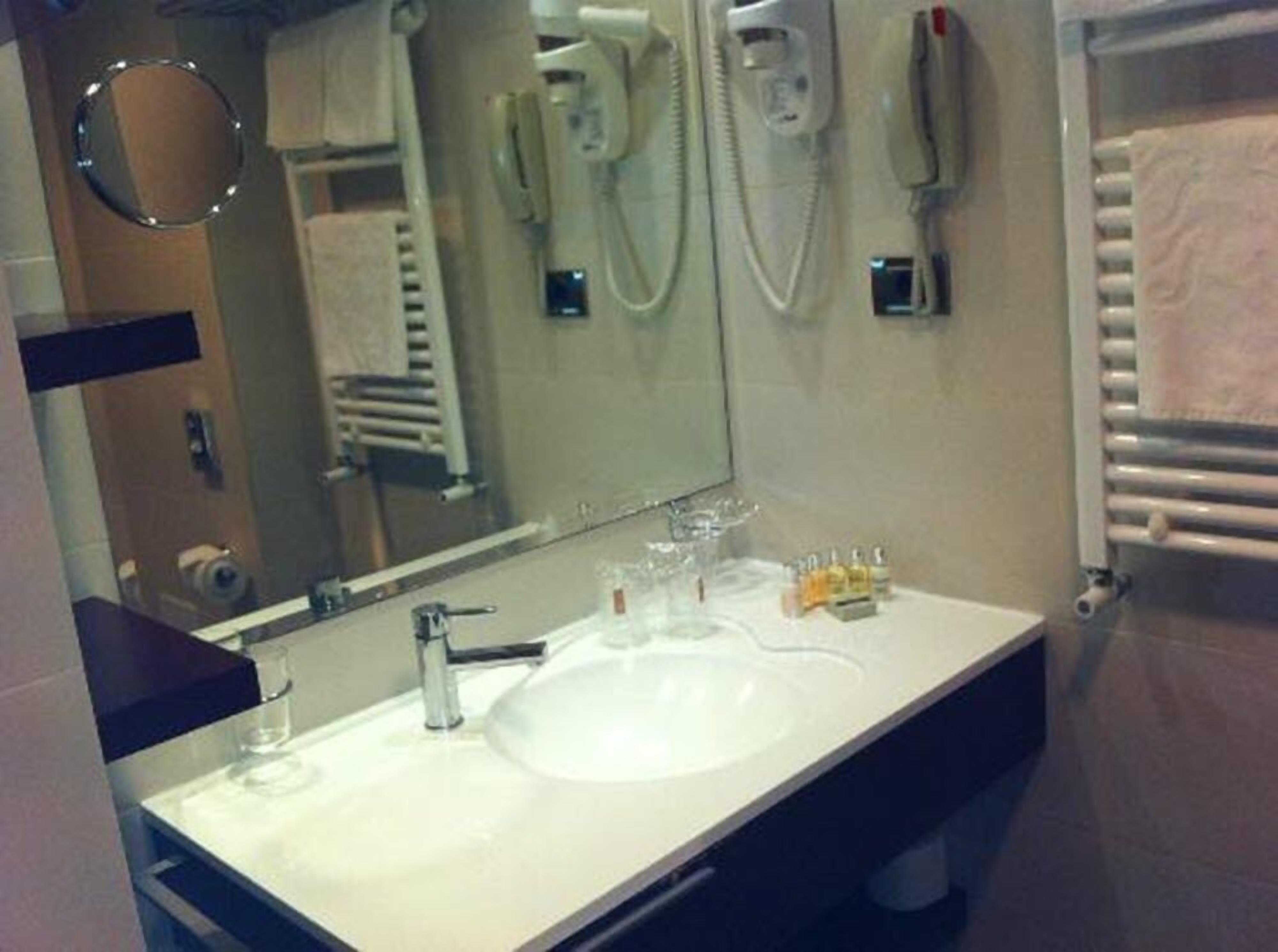 shower, rainfall showerhead, free toiletries, hair dryer