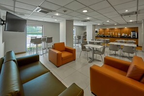 含每日自助早餐