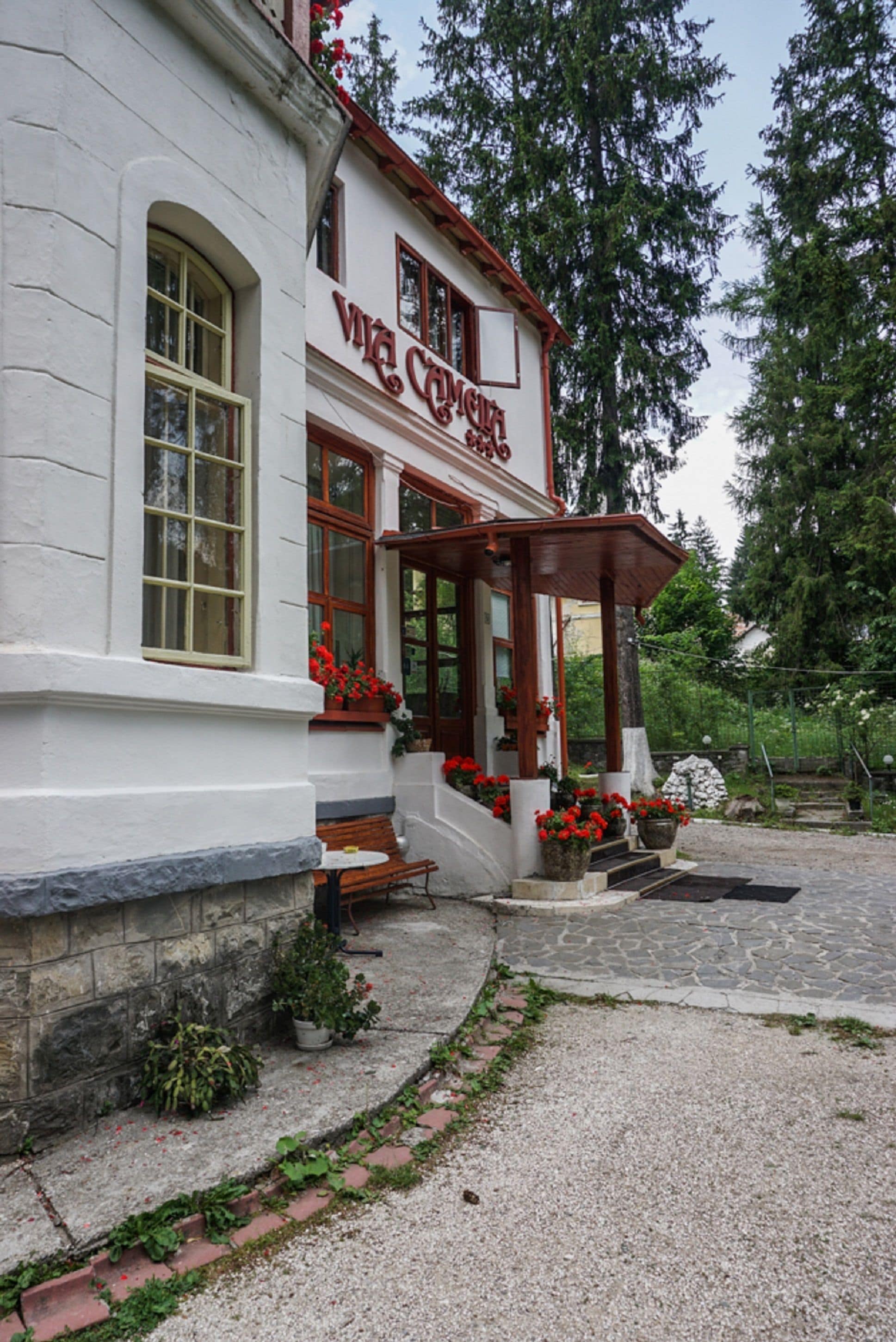 Un edificio con un letrero que dice 'Vine Court Inn'.
