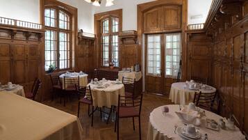 Desayuno bufé gratuito y diario