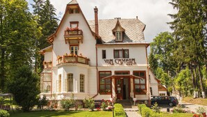 Un grand bâtiment blanc doté d’un balcon et d’une enseigne sur laquelle on peut lire « via Camilla ».