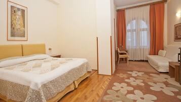Une chambre d’hôtel avec un grand lit, un bureau et une chaise.