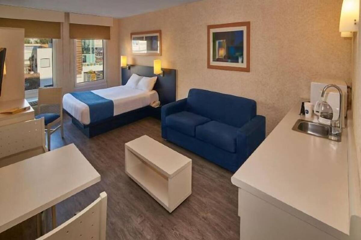 Down comforters, in-room safe, desk, blackout drapes