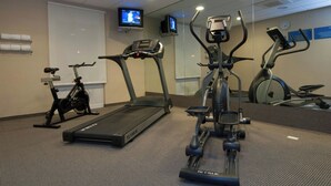 A gym with treadmills, stationary bikes, and an elliptical machine. - City Express by Marriott Puebla Angelopolis (Puebla)