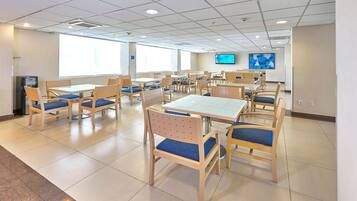 Desayuno continental gratuito y diario