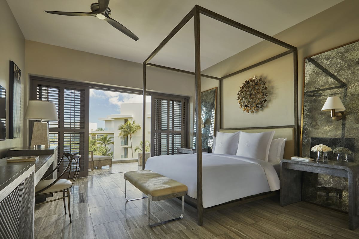 Luxe beddengoed, donsdekens, een minibar, een kluis op de kamer