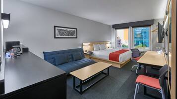 Caja de seguridad en la habitación, escritorio y cortinas blackout