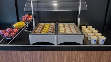 Un bufé con diferentes alimentos y recipientes.