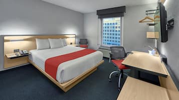 Brankas, meja kerja, tirai kedap cahaya, dan setrika/meja setrika