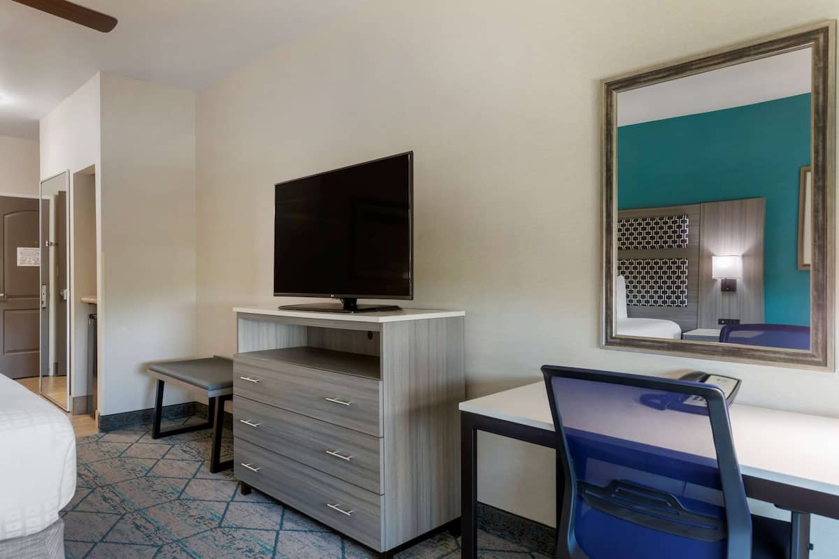 In-room safe, Internet, bed sheets