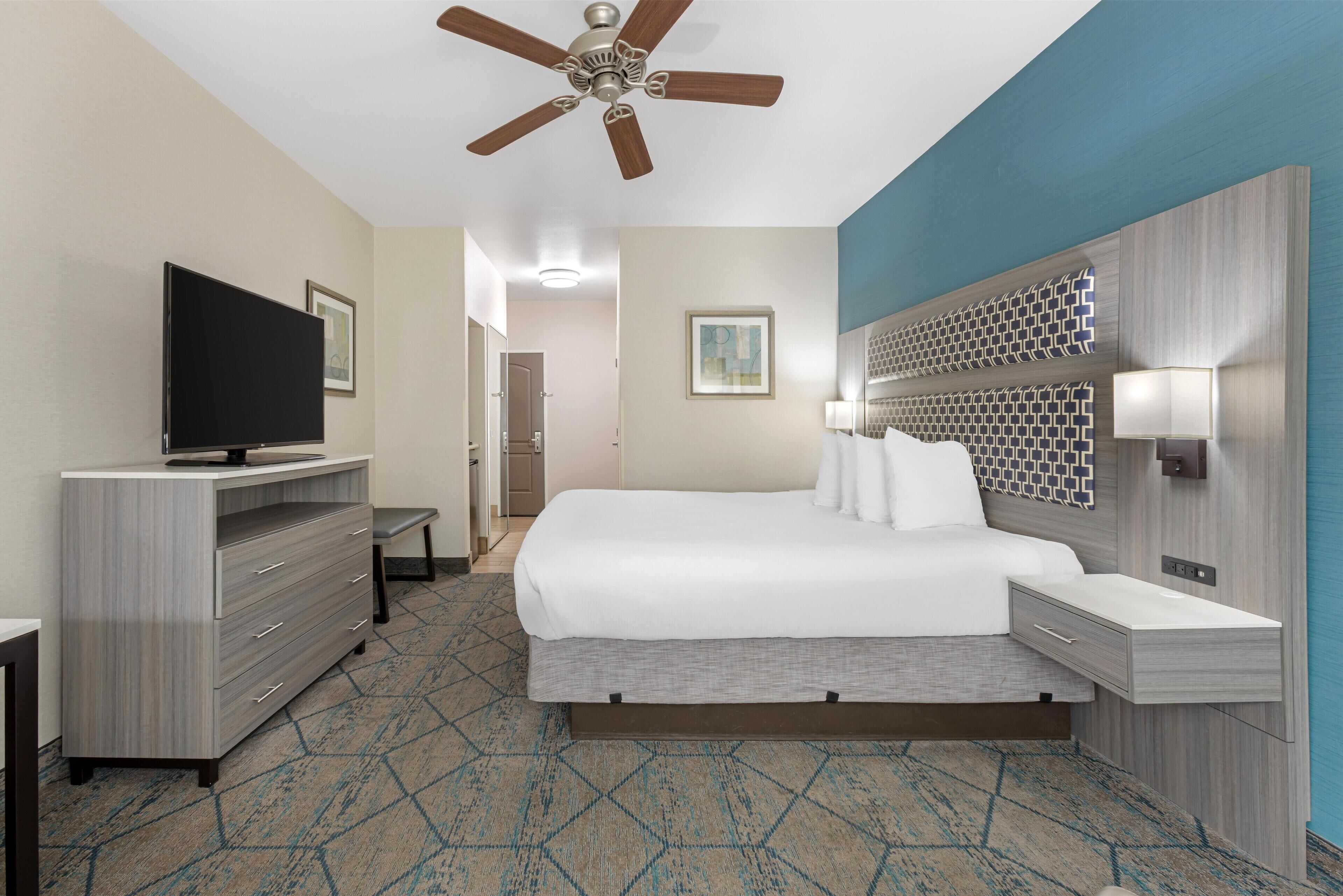 Standard Room, 1 King Bed, Non Smoking, Refrigerator & Microwave | In-room safe, Internet, bed sheets