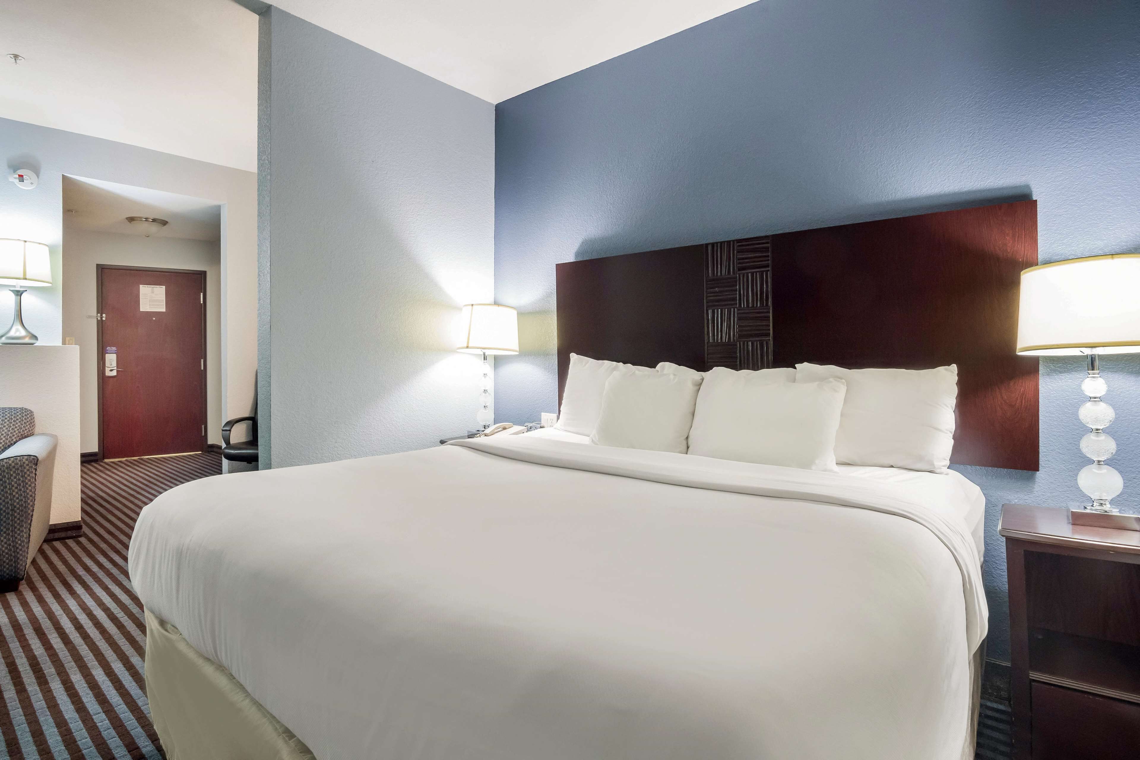 Camas com colchões pillow-top, escrivaninha