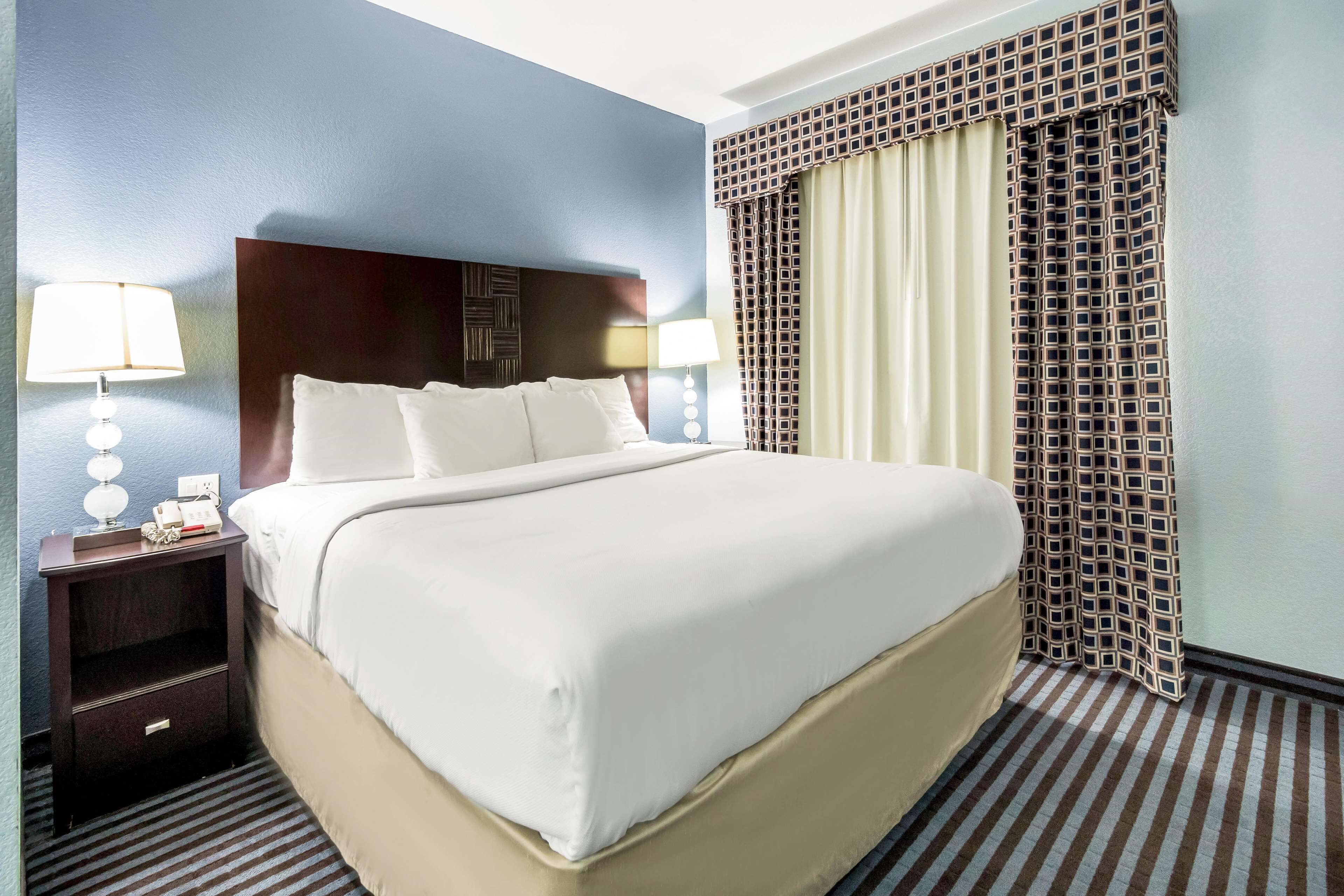 Camas com colchões pillow-top, escrivaninha