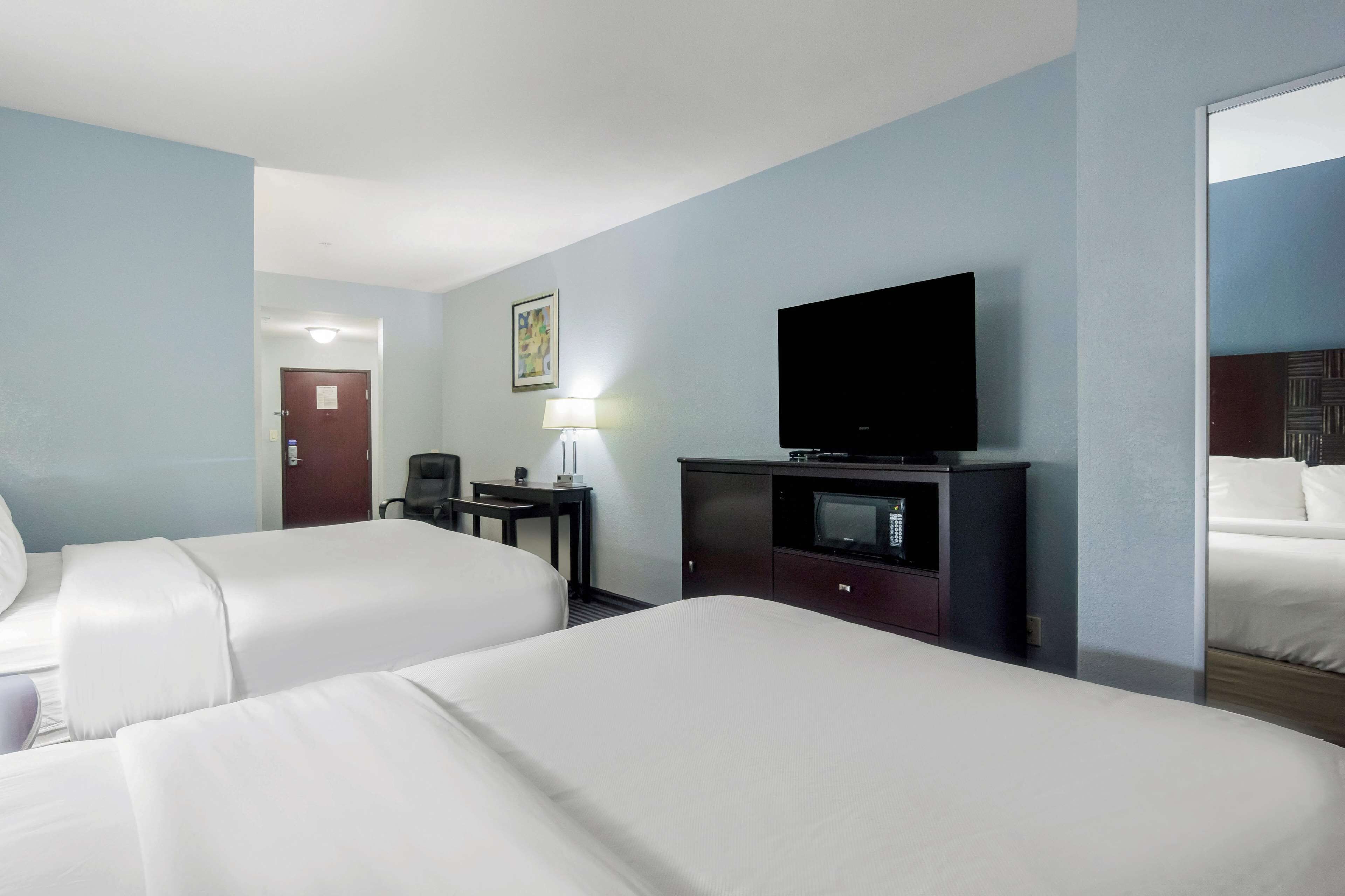 أسرّة بطبقة علوية مريحة ومكتب ومساحة عمل للكمبيوتر المحمول