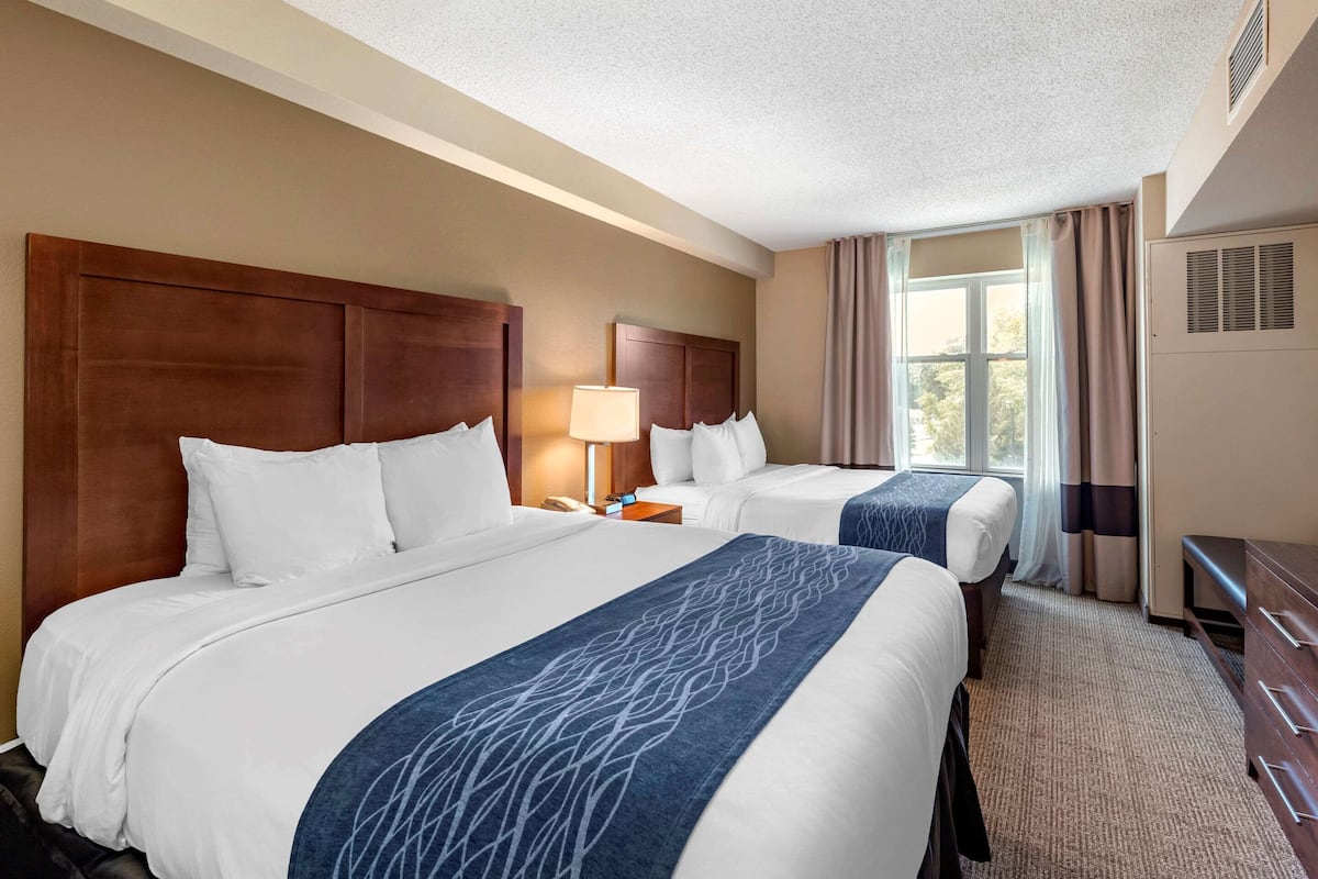 Suite, 2 Queen Beds with Sofa Bed Non Smoking | Dihias secara berasingan, dilengkapkan perabot secara berasingan, meja
