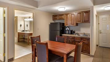 Suite, 1 King Bed with Sofa bed, Non Smoking | Individually decorated, individually furnished, desk, laptop workspace