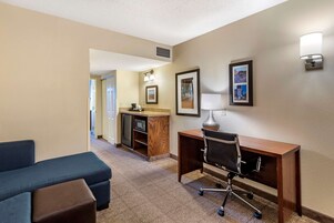Suite, 2 Queen Beds with Sofa Bed Non Smoking | Escritorio, espacio para trabajar con un portátil, cortinas opacas