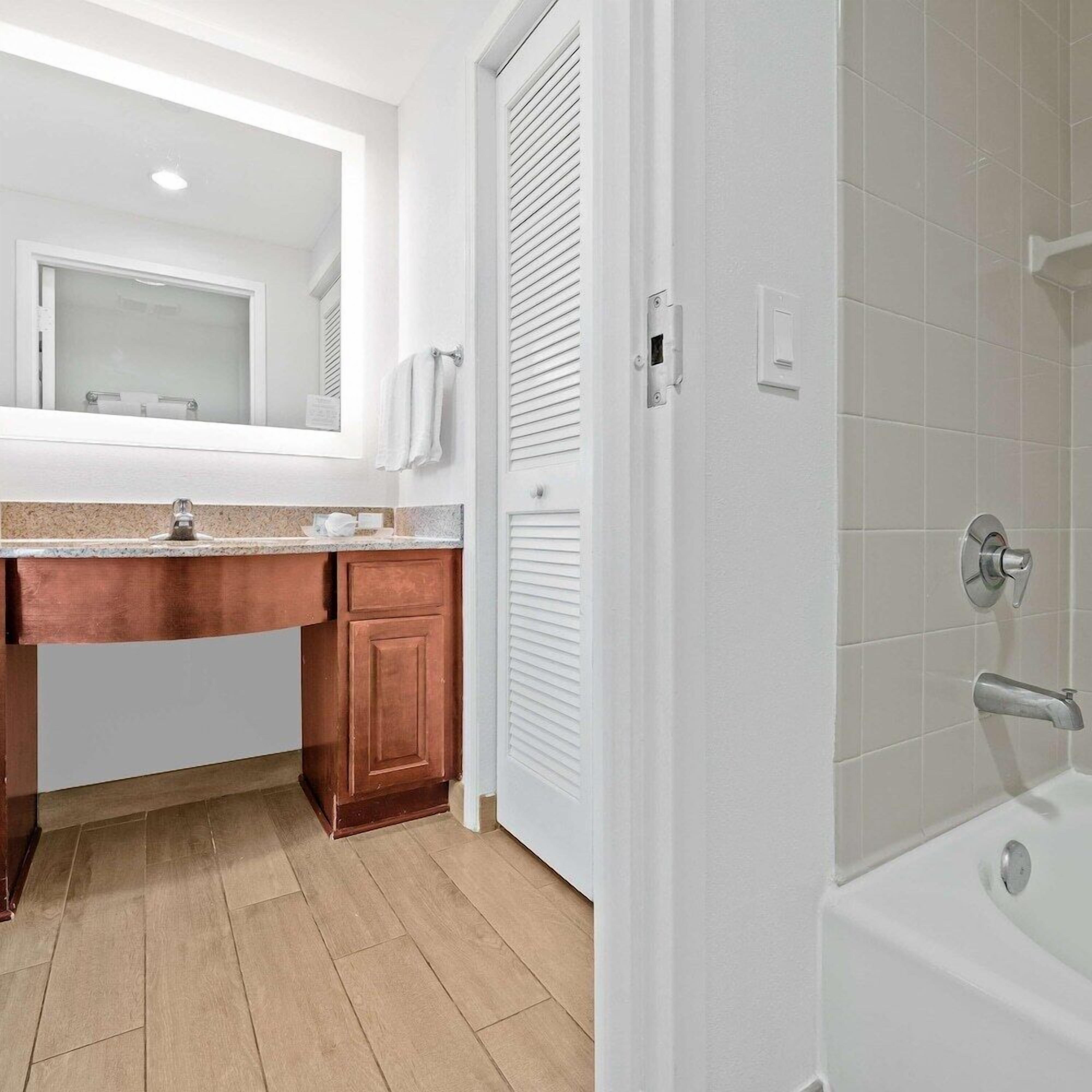 Baño | Tina con regadera, amenidades de baño gratuitas, secadora de cabello 