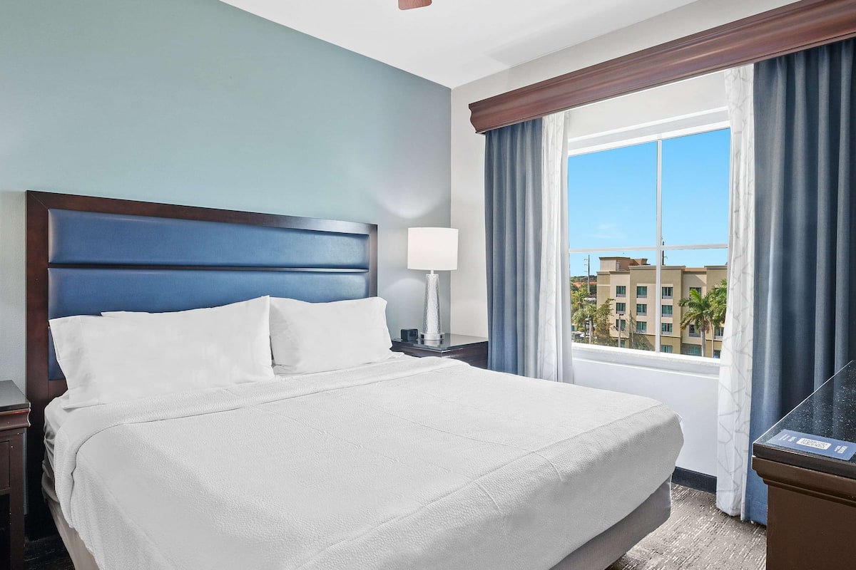 suite, 1 king bed | hypo-allergenic bedding, down duvets, select comfort beds, in-room safe