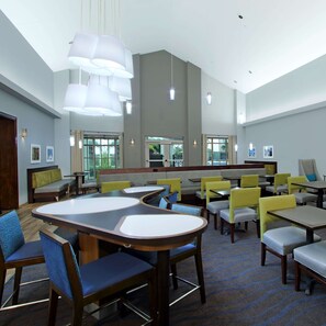 Free daily buffet breakfast - Homewood Suites by Hilton Ft. Lauderdale Airport-Cruise Port (Fort Lauderdale)