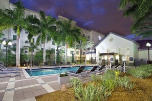 BBQ/picnic area - Homewood Suites by Hilton Ft. Lauderdale Airport-Cruise Port (Fort Lauderdale)