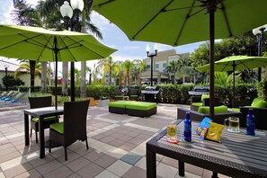 Outdoor pool - Homewood Suites by Hilton Ft. Lauderdale Airport-Cruise Port (Fort Lauderdale)