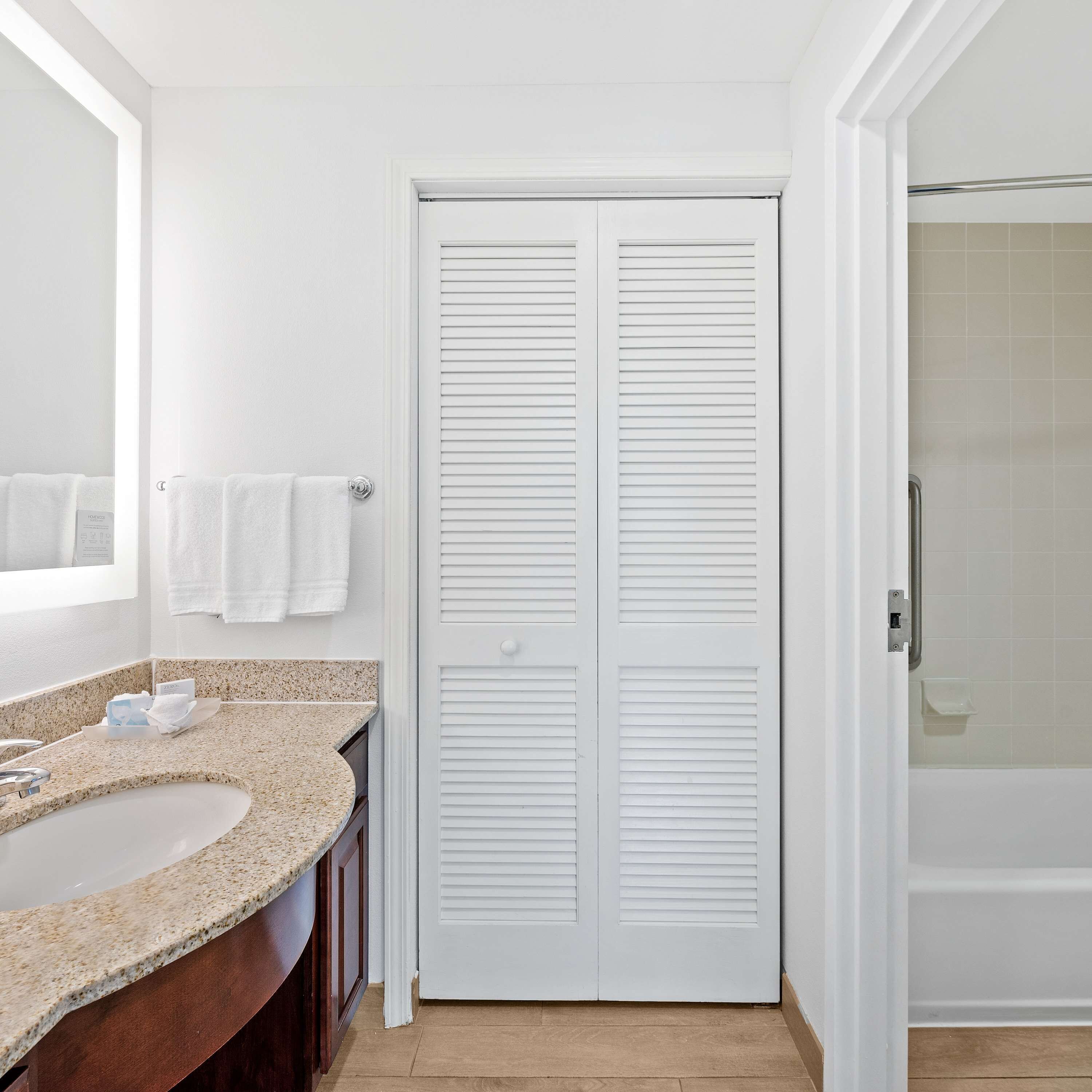 studio suite, 1 king bed | bathroom | combined shower/bathtub, free toiletries, hair dryer, towels