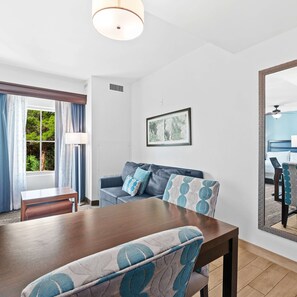 Studio Suite, 1 King Bed | Living area