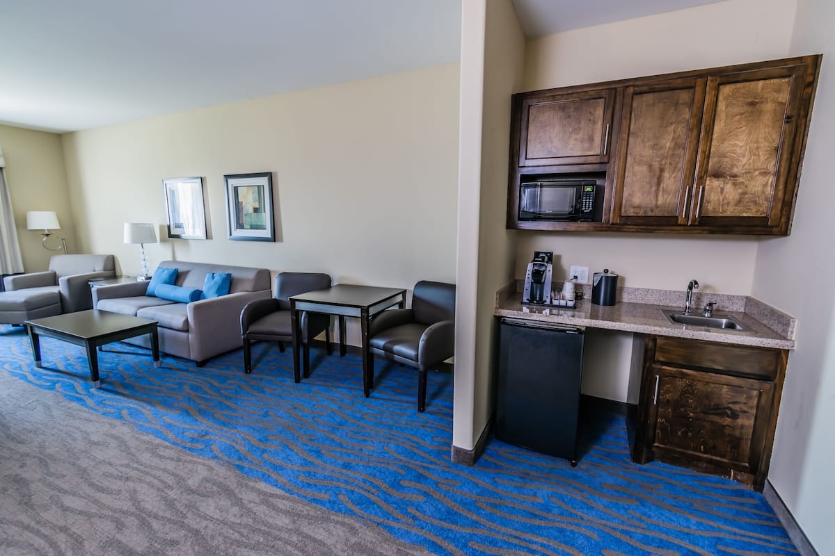 Suite, 1 letto king con divano letto (Additional Living Area) | 1 camera, una scrivania, ferro/asse da stiro