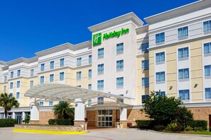 Et Holiday Inn hotel med en overdækket indgang og flere etager.