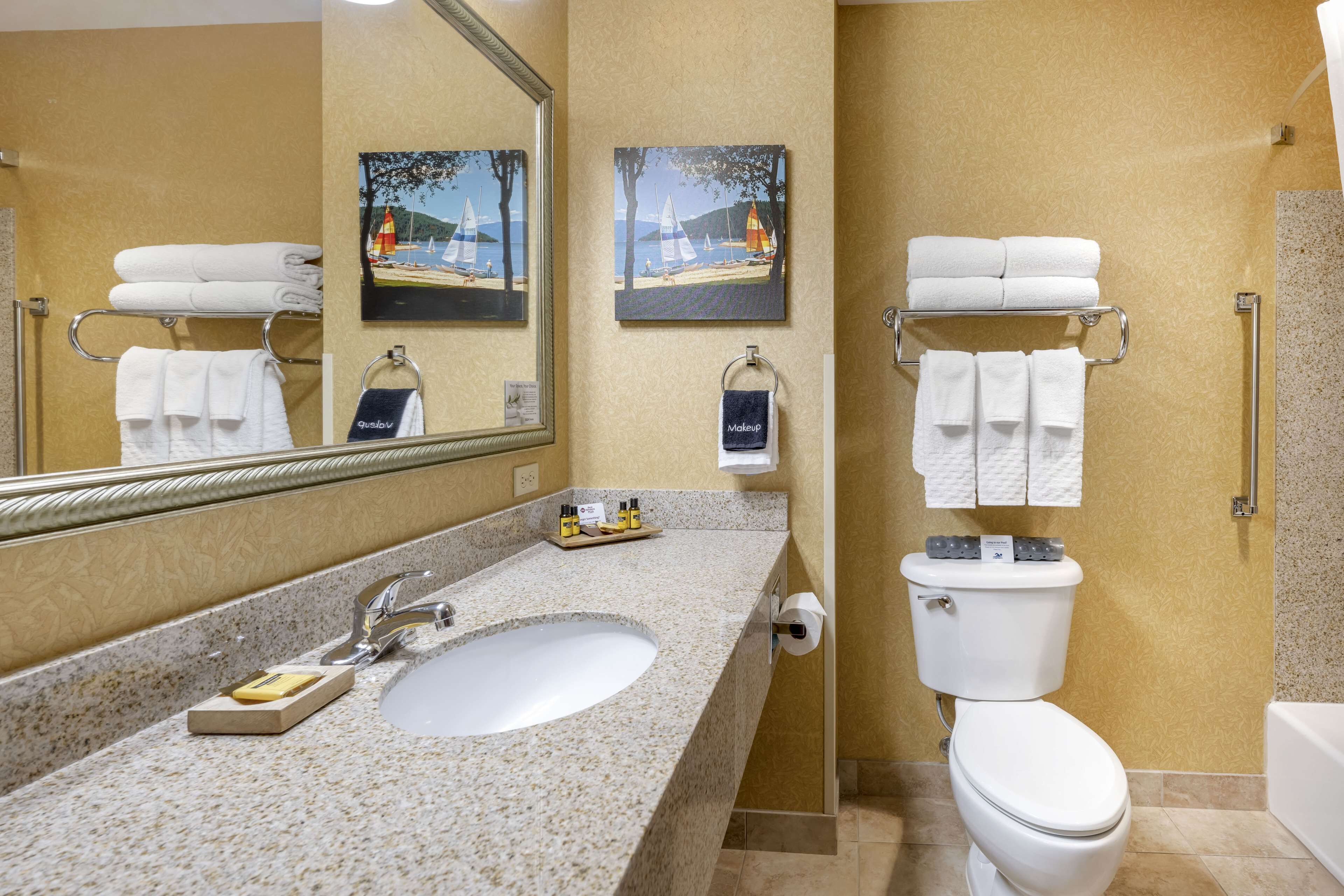 combined shower/bathtub, hair dryer, towels