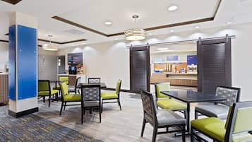 Petit déjeuner buffet compris