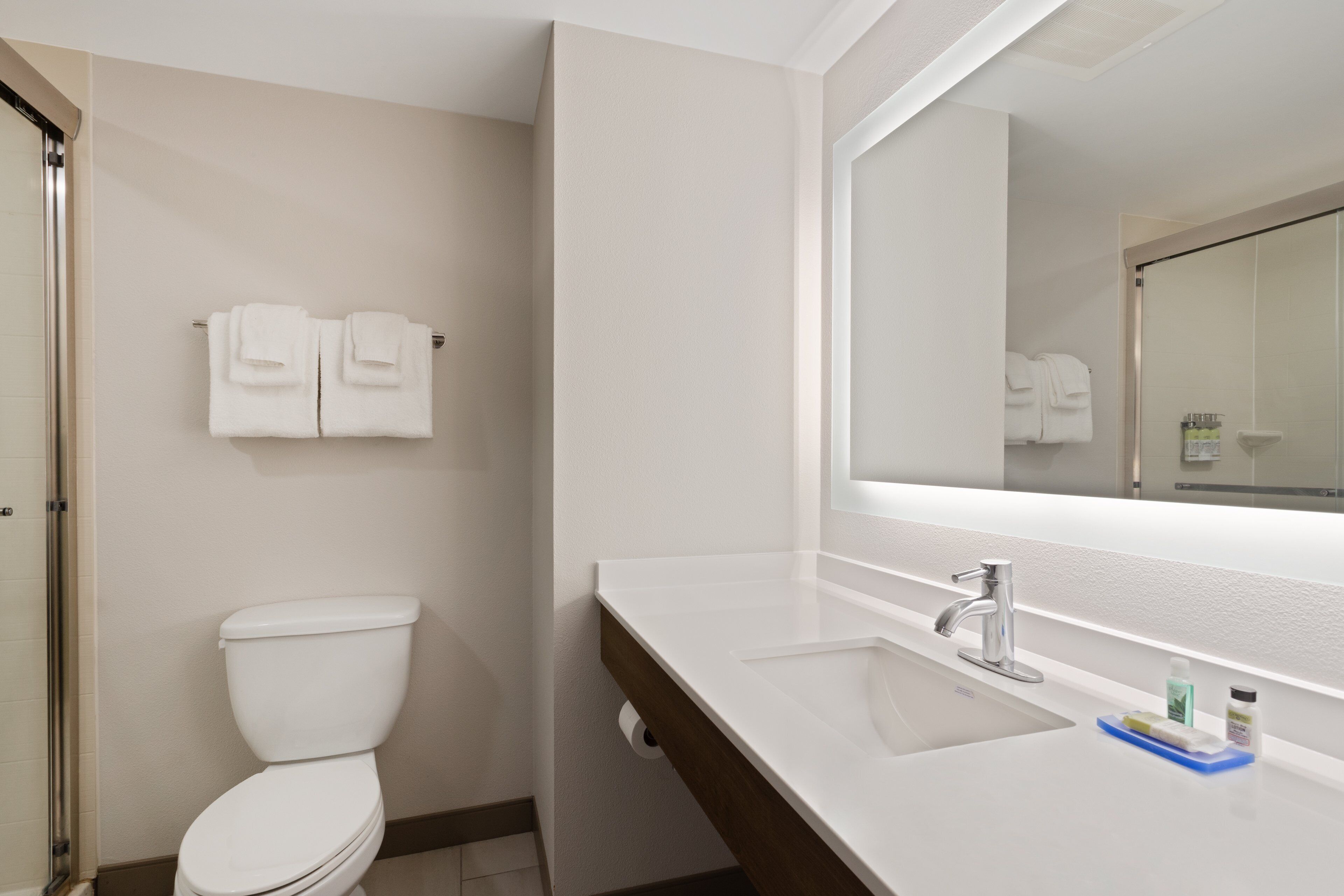 Escritorio, espacio para trabajar con laptop y cortinas blackout 