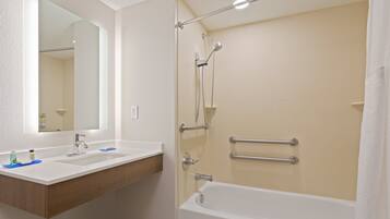 Perlengkapan mandi gratis, pengering rambut, handuk, dan sabun