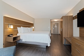 Desk, laptop workspace, blackout curtains, iron/ironing board - Holiday Inn Express Hotel & Suites Largo-Clearwater by IHG (Largo)