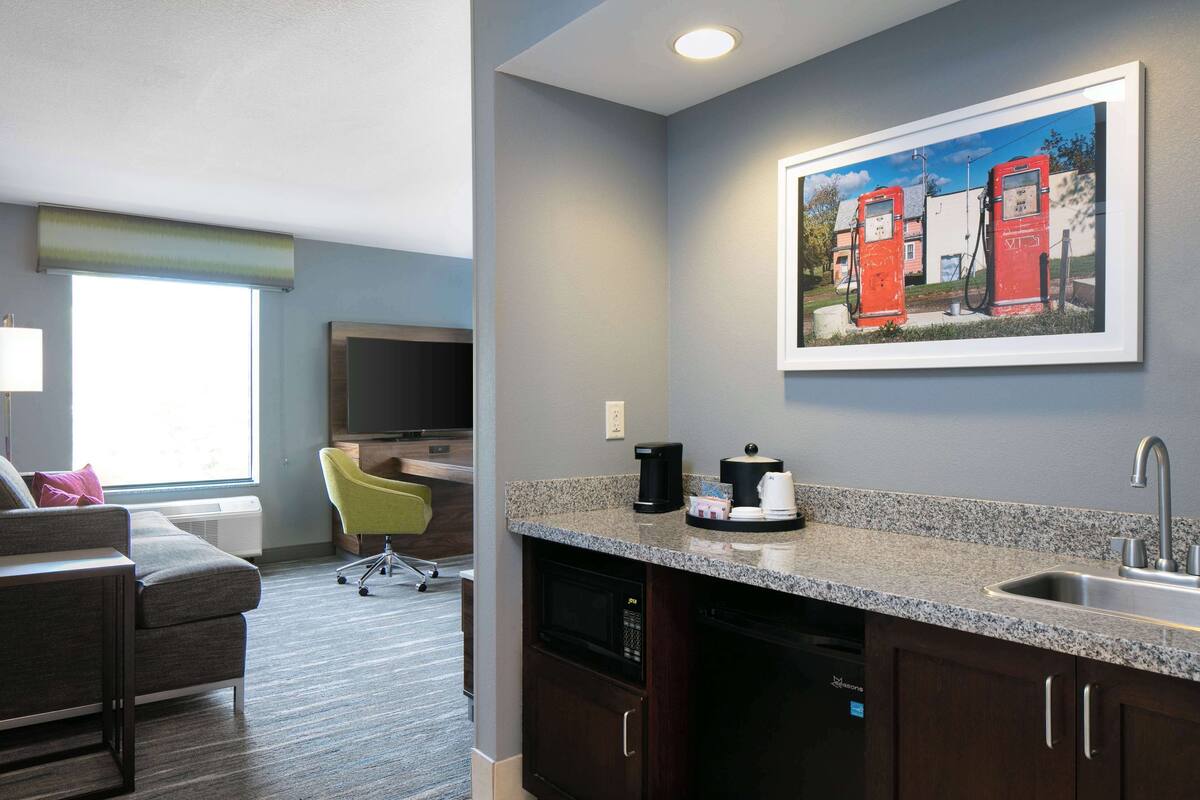 開放式客房, 1 張特大雙人床及 1 張梳化床, 非吸煙房 | 房內夾萬、書桌、手提電腦工作空間、摺床/加床 (收費)