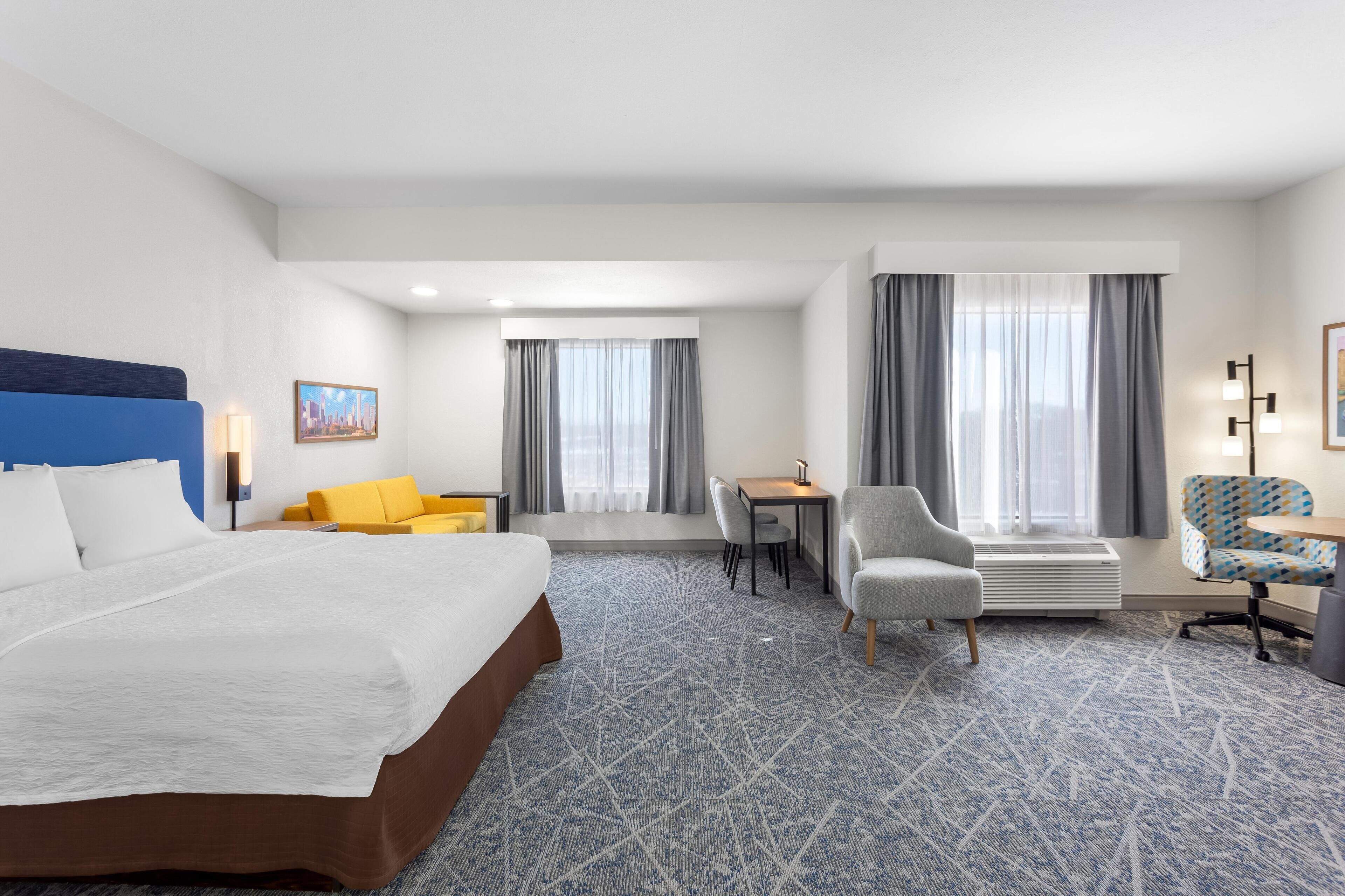 Studio, 1 King Bed, Non Smoking (with Chaise Lounge) | Living area | 32-inch LCD TV with cable channels, TV