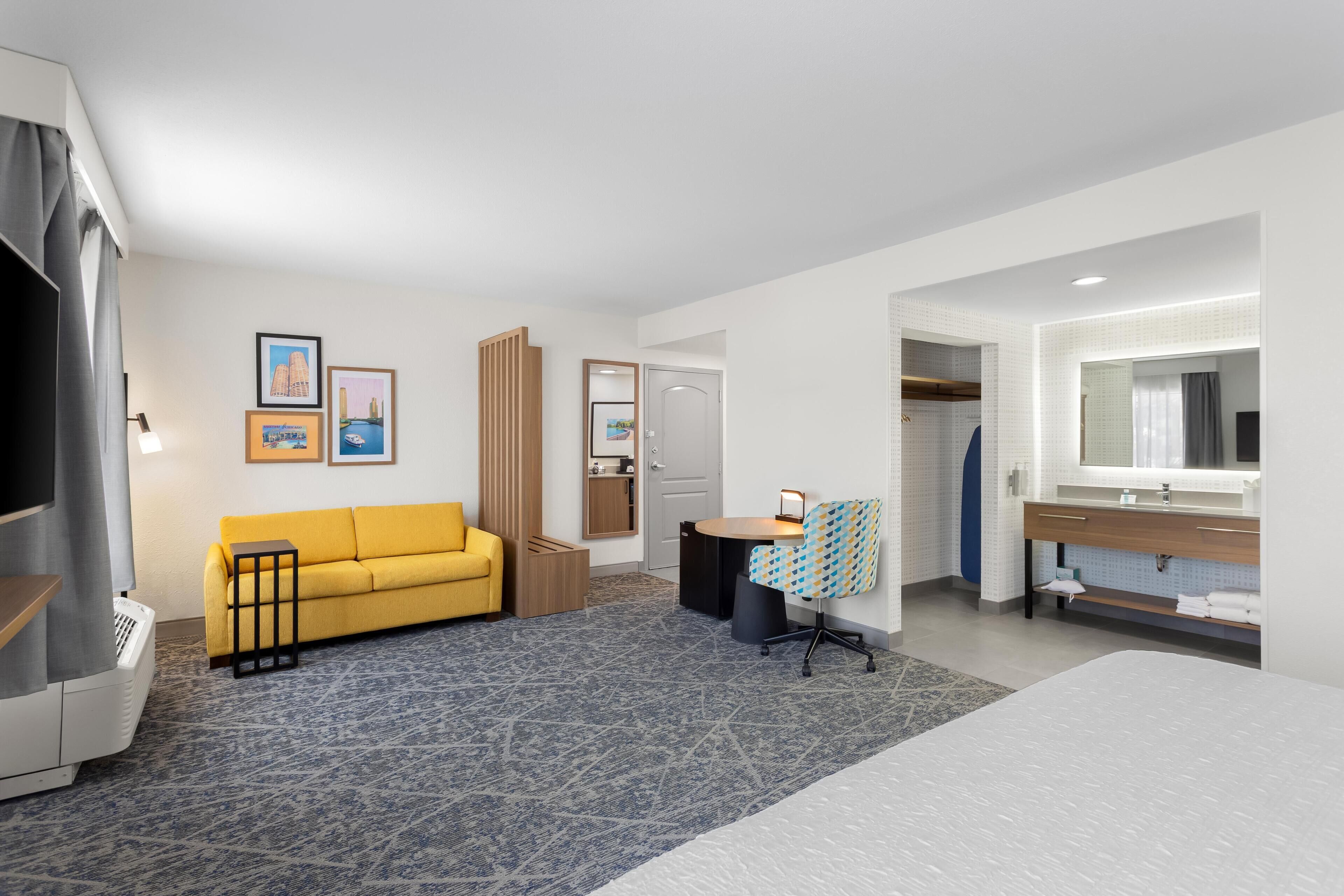 Studio, 1 King Bed with Sofa bed | Living area | 32-inch LCD TV with cable channels, TV