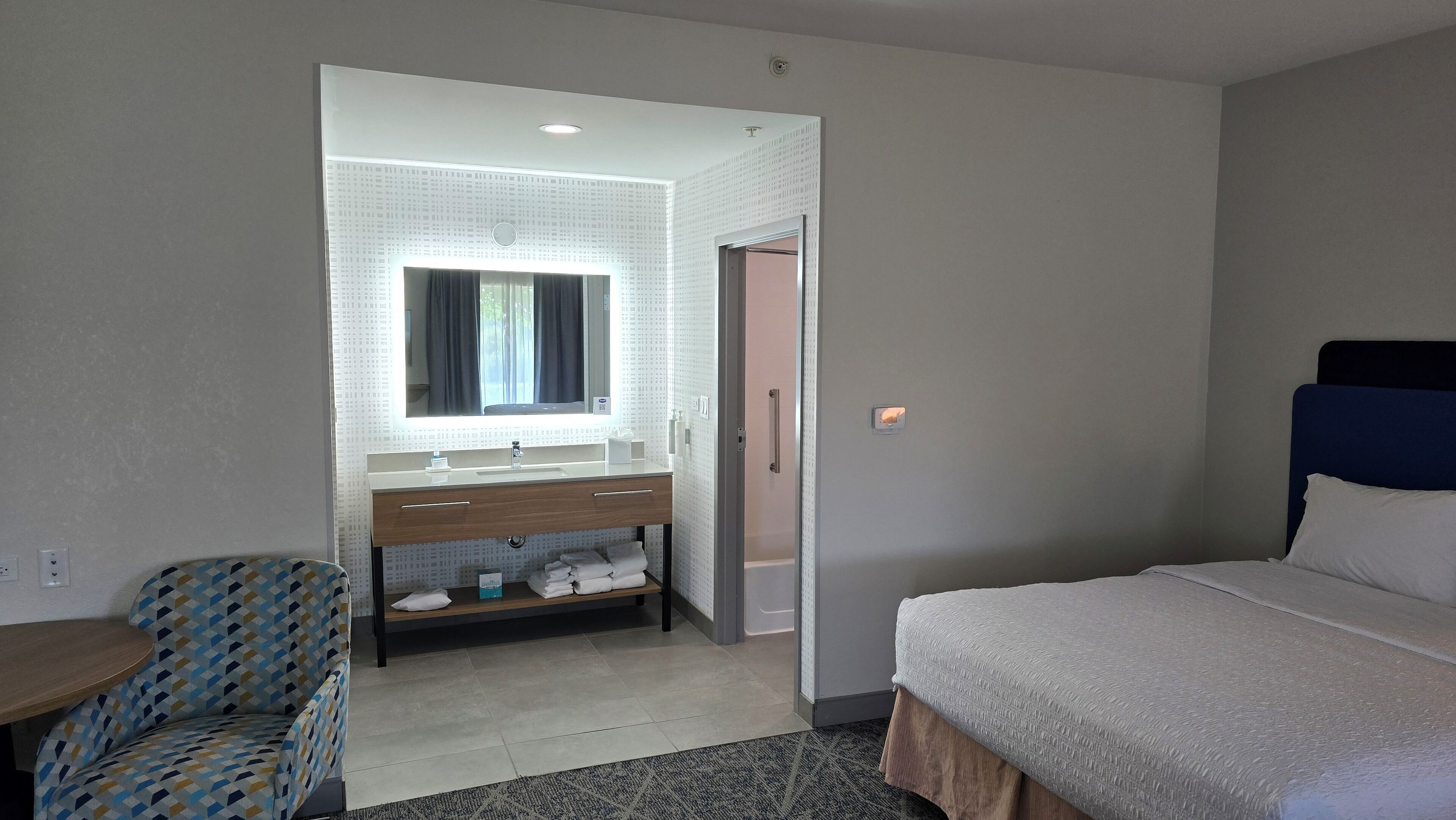 Studio (2 Queen Beds with Sofa bed) | Sengetøy av topp kvalitet, skrivebord og blendingsgardiner