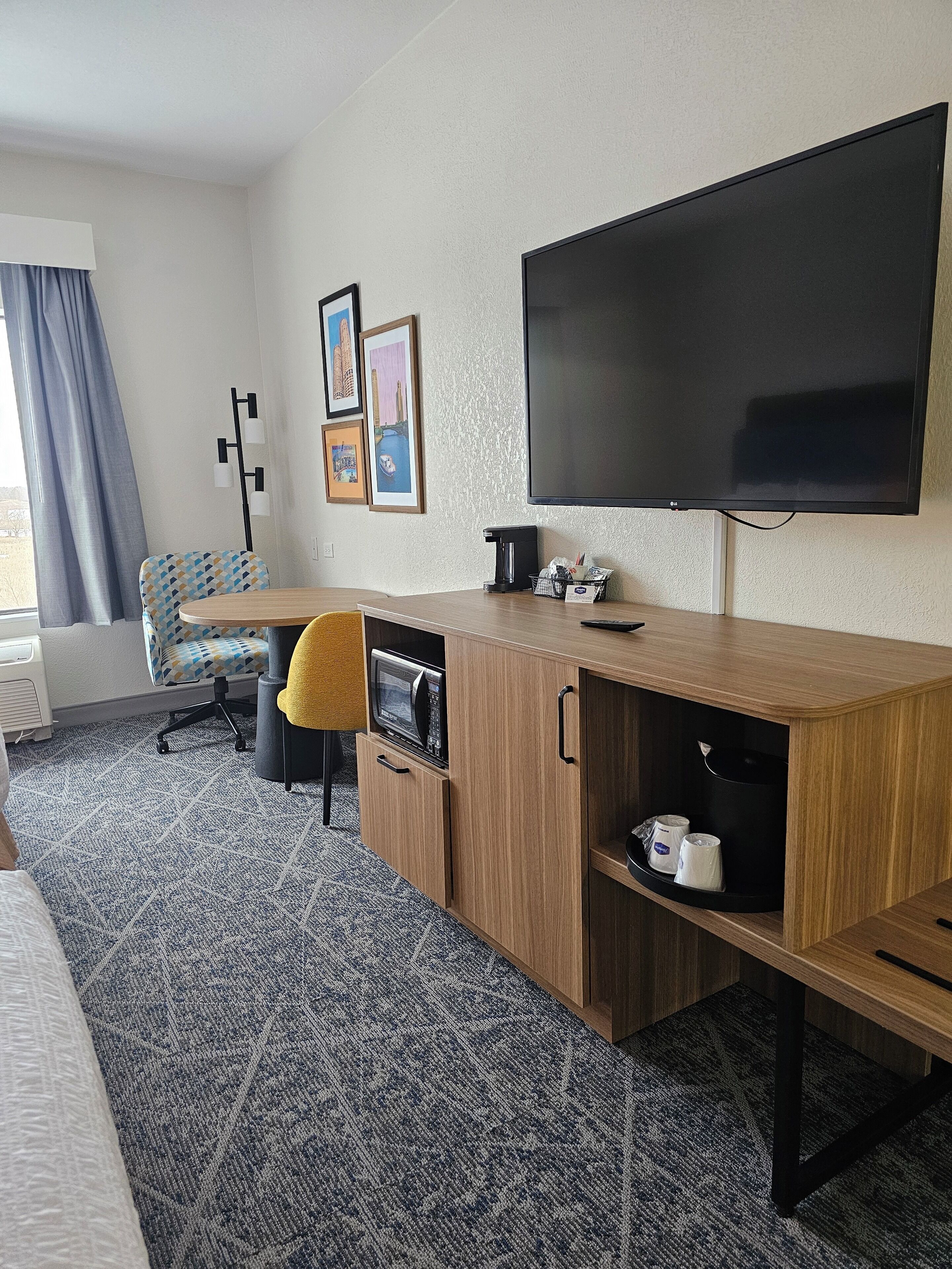 room, 2 queen beds | living area | 32-inch lcd tv with cable channels, tv