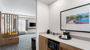 Studio, 2 grands lits, non-fumeur (Mobility & Hearing, Roll-in Shower) | Minibar